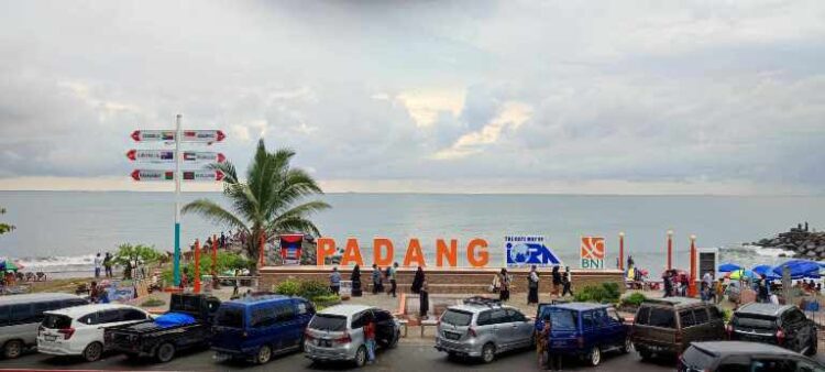 Wisatawan mengunjungi Pantai Padang. Pantai Padang merupakan salah satu tempat wisata favorit di Padang. Capaian PAD Padang dari Pariwisata memiliki progres yang baik. Ramadhana