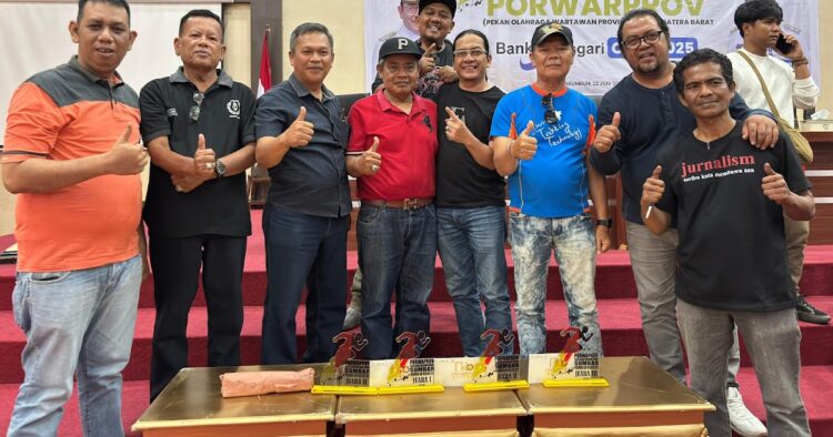 Ketua PWI Padang Panjang Isril Naidi bersama kontingennya yang memboyong seluruh juara cabang olahraga biliar pada Porwaprov PWI Sumbar-Bank Nagari Open 2025, di Payakumbuh-Limapuluh Kota, 20-22 Juni 2025. ist