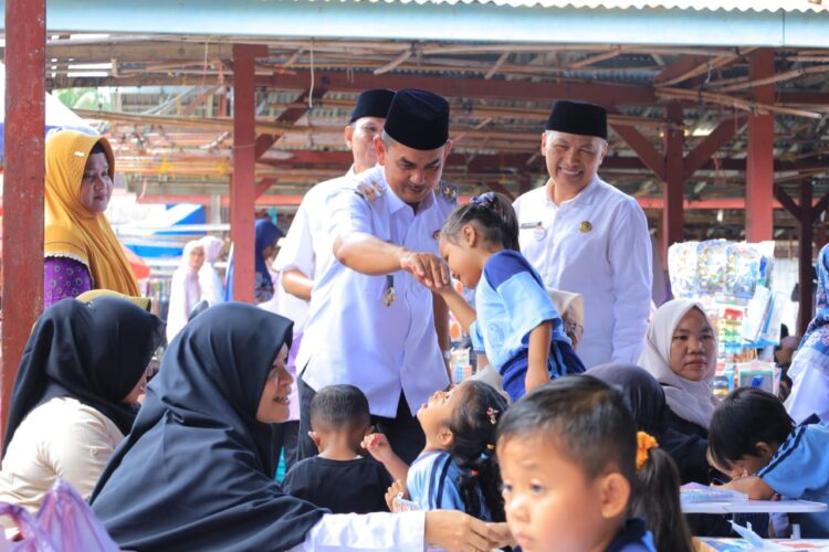 Wakil Bupati Pasaman H.Parulian Dalimunthe disambut ribuan anak PAUD pada acara puncak kegiatan Gebyar Paud se kecamatan Padang Gelugur di palataran Pasar Inpres Tapus, Rabu (11/06/2025).