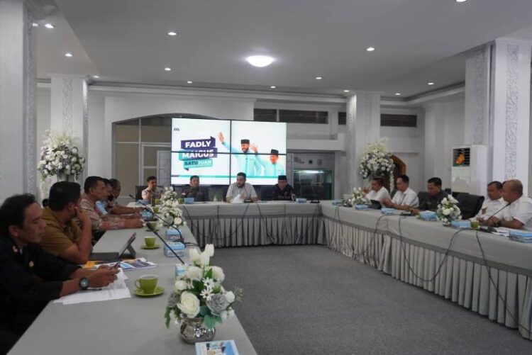 Wali Kota Padang Fadly Amran memimpin rapat pengerjaan normalisasi batang kandis. IST