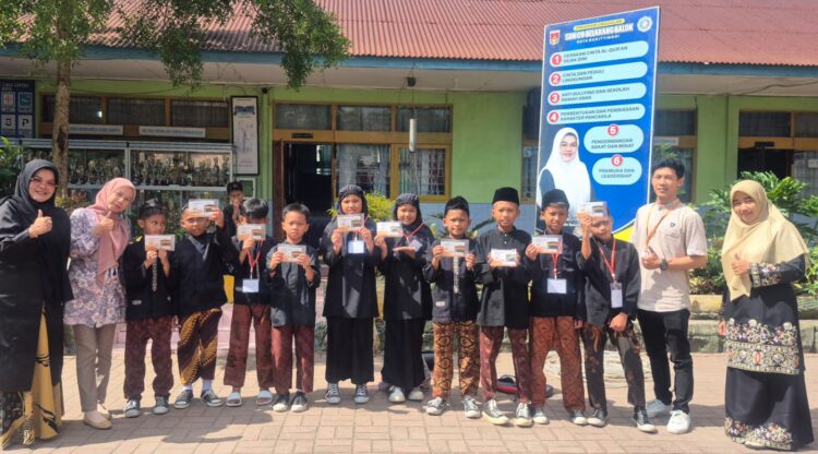 Kepala sekolah dan murid SDN 09 Belakang Balok usai peluncuran program tabungan haji pelajar Selasa Manabuang (Sambuang) ke Baitullah di sekolah setempat. IST