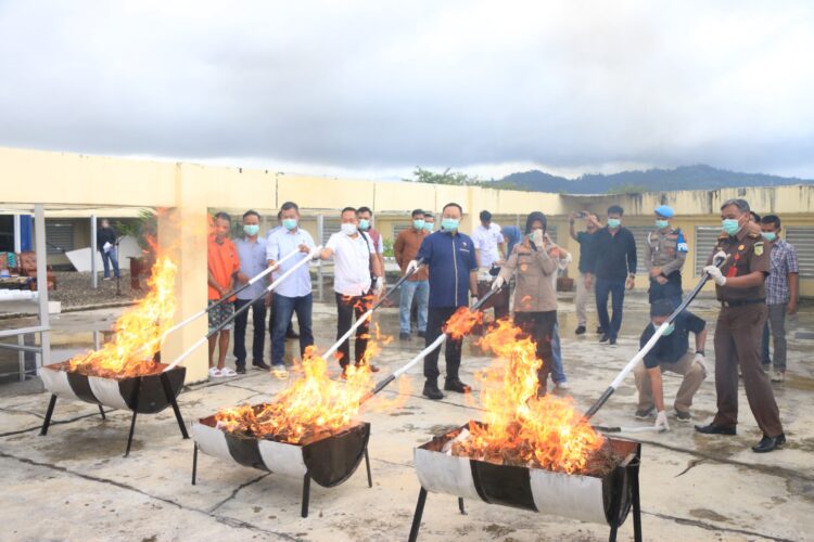 Direktorat Reserse Narkoba Polda Sumbar melaksanakan kegiatan pemusnahan barang bukti narkotika jenis ganja seberat 15.934,89 gram. IST