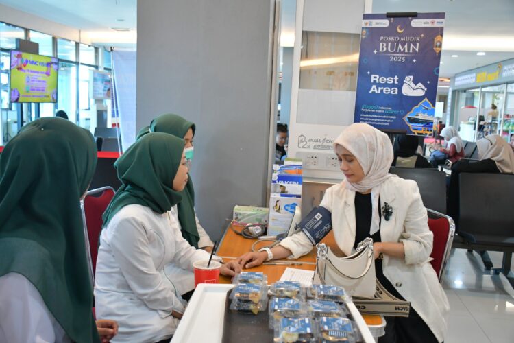 Bersama PT Angkasa Pura Indonesia Kantor Cabang Bandara Internasional Minangkabau (BIM) dan PT Permodalan Nasional Madani (PNM), PT Semen Padang menghadirkan Posko Mudik Bersama BUMN di BIM sejak 5 hingga 8 April 2025. IST
