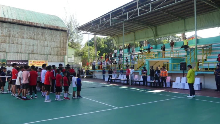Sebanyak 110 atlet tenis lapangan junior dari berbagai provinsi di Pulau Sumatera ambil bagian dalam Kejuaraan Daerah (Kejurda) Tenis Lapangan Junior Regional Sumatera 2025 yang digelar PT Semen Padang. IST