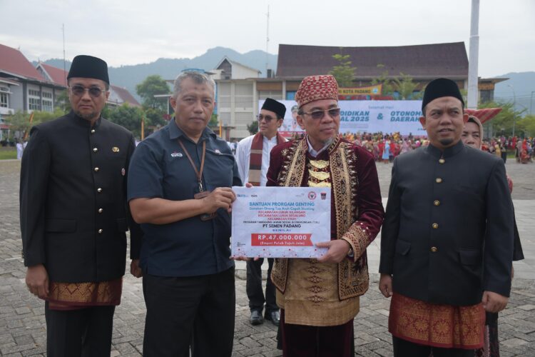 PT Semen Padang menyalurkan bantuan senilai Rp47 juta untuk mendukung Program Gerakan Orangtua Asuh Cegah Stunting (Genting) di tiga kecamatan di Kota Padang. IST
