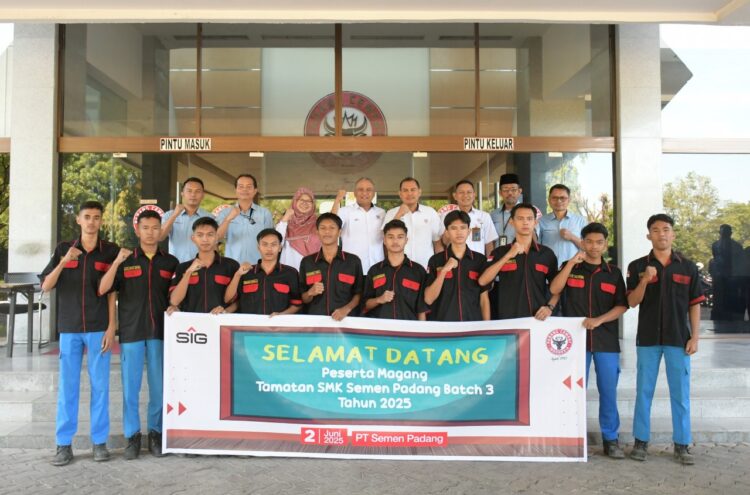 Sebanyak 10 alumni SMK Semen Padang mengikuti Program Magang Bersertifikat Alumni (MBA) Batch ke-3 yang diselenggarakan oleh PT Semen Padang. IST
