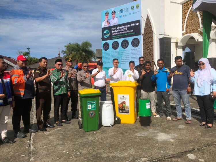 PT Semen Padang menyerahkan bantuan 10 tong sampah terpilah untuk Masjid Agung Syekh Burhanudin di Nagari Manggopoh Palak Gadang, Kecamatan Ulakan Tapakis, Kabupaten Padang Pariaman, Kamis (5/6). IST