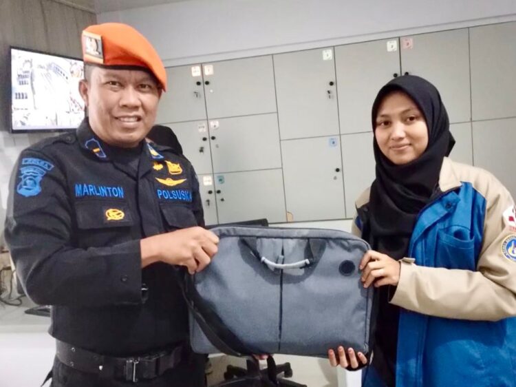 PETUGAS PT KAI mengembalikan barang penumpang lewat layanan Lost and Found. IST