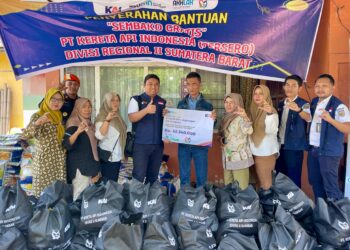 Peduli Masyarakat Sekitar Wilayah Operasional, KAI Divre II Sumbar Salurkan Sembako Gratis