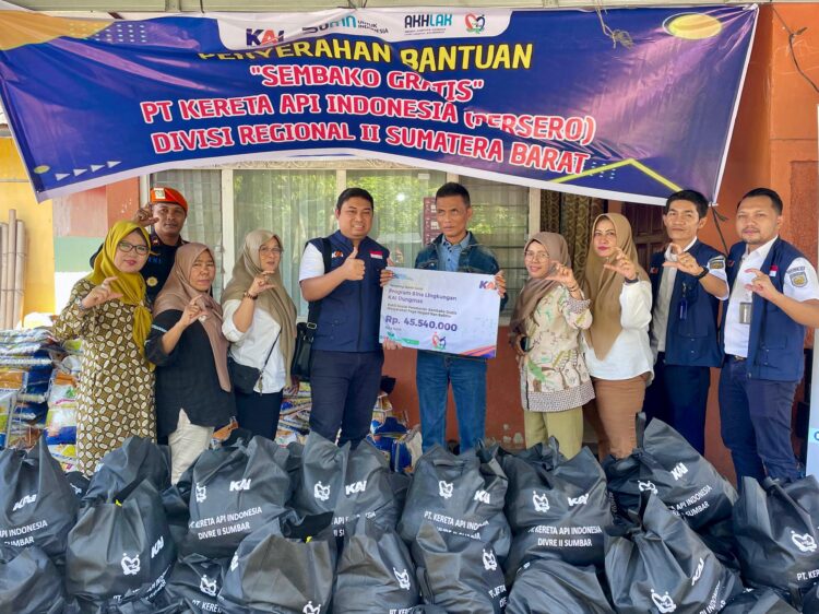 PT KAI Divre II Sumbar memberikan bantuan 207 paket sembako gratis kepada Perkumpulan Masyarakat Paga Nagari Nan Balimo yang beralamat di Jalan Sawah Sianik No. 39, Kelurahan Nan Balimo, Kecamatan Tanjung Harapan, Kota Solok, Rabu (25/3). IST
