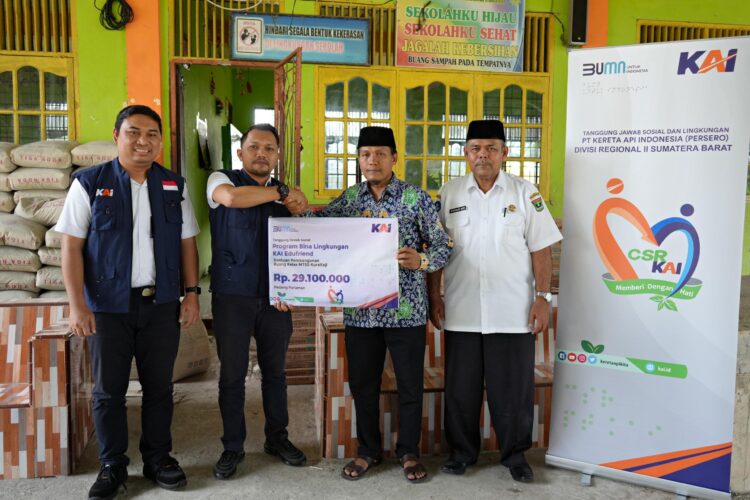 PT KAI Divre II Sumbar melalui Komite TJSL kembali menyalurkan bantuan dalam Program Bina Lingkungan di wilayah Sumbar. IST