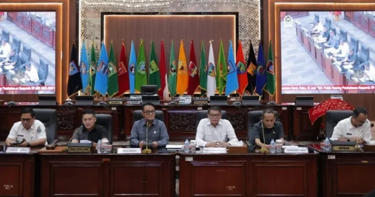 DPRD Sumbar menggelar publik hearing dalam rangka membahas Ranperda RPJMD 2025-2030, Rabu (25/6). IST