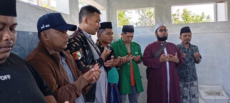 Pimpinan Cabang (PC) Gerakan Pemuda (GP) Ansor se-Sumatera Barat saat ziarah ke makam Syekh Machdum.  IST