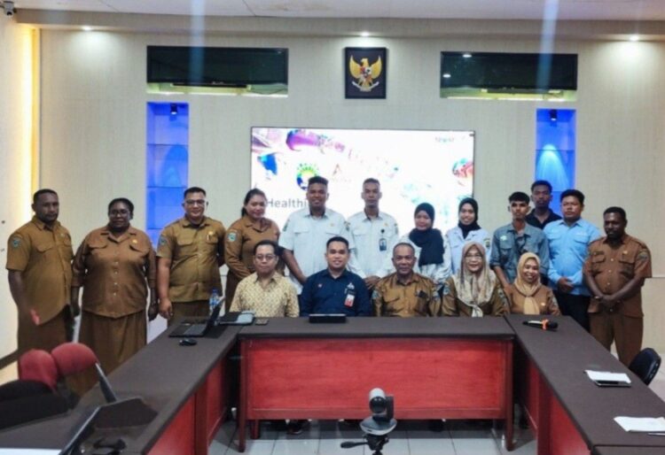 Jajaran Dinas Kesehatan Kabupaten Kaimana, Papua Barat, jajaran tim TelkomGroup, dan tim AdMedika dalam acara penandatanganan Perjanjian Kerja Sama (PKS) pada agenda Focus Group Discussion (FGD) yang berlangsung di Dinkes Kaimana, beberapa waktu yang lalu. IST