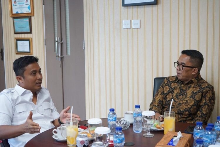 Wakil Gubernur, Vasko Ruseimy saat rapat bersama Bapenda  Sumbar. IST