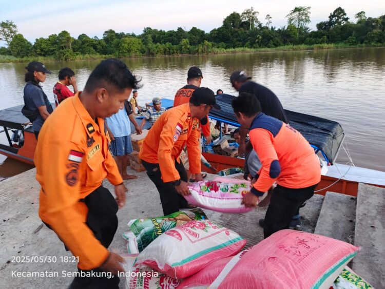 Tim BPBD Kabupaten Nunukan mempersiapkan barang bantuan logistik BNPB untuk didistribusikan kepada warga terdampak banjir Nunukan pada Senin (2/6). IST