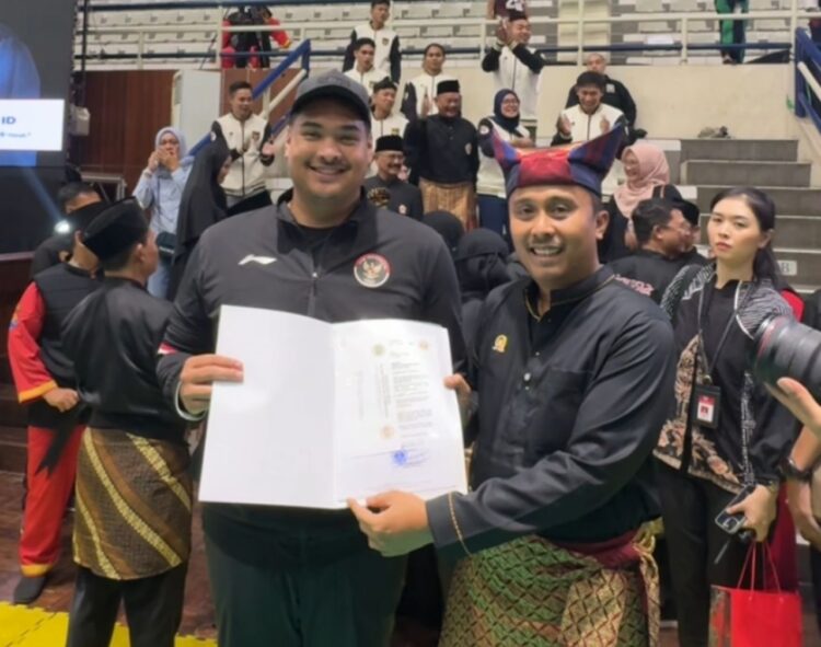 Wakil Gubernur Sumatera Barat (Wagub Sumbar), Vasko Ruseimy, resmi menerima mandat sebagai Ketua Umum Ikatan Pencak Silat Indonesia (IPSI) Sumbar. IST