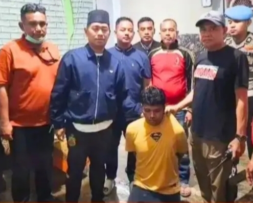 Terduga Pelaku Pembunuhan di Padang Pariaman  saat diamankan  Kepolisian. IST