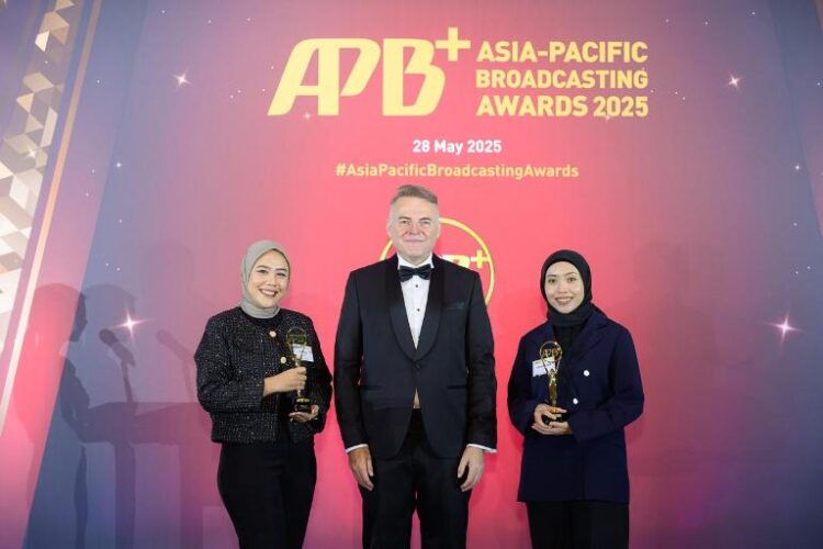 Penyerahan penghargaan APB+ Awards 2025 oleh CEO Charlton Media Group, Tim Charlton, kepada Nuon. IST