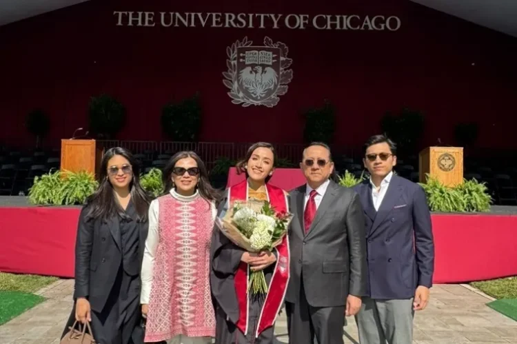 Andari Gusman, putri Minangkabau yang sukses menyelesaikan studi MBA di University of Chicago Booth School of Business, foto bersama keluarga di Chicago, AS. IST