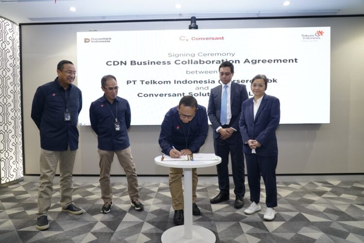 (kiri ke kanan) Direktur Network Telkom Nanang Hendarno, Direktur Wholesale & International Service Telkom Honesti Basyir, Executive General Manager Digital Connectivity Service Telkom Teuku Muda Nanta, Regional Director Conversant Indonesia Aiman Hakim, dan CEO Conversant Cheong Fun Hua saat penandatanganan perjanjian kerja sama penyediaan layanan Content Delivery Network as a Service (CDN as a Service/CaaS) di Indonesia antara Telkom dan Conversant di Telkom Landmark Tower, Jakarta, pada senin (23/6). IST