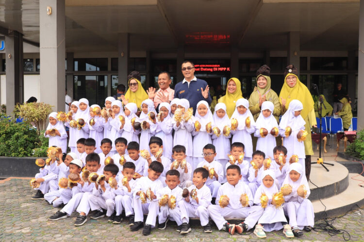 Ribuan peserta didik Taman Kanak-Kanak (TK) se-Kota Payakumbuh memeriahkan pembukaan Pekan Olahraga dan Seni (Porseni) tahun 2025 di halaman Balai Kota Payakumbuh, Sabtu (17/5). IST