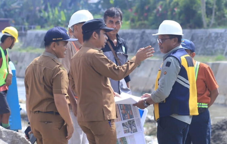 Wali Kota Solok Ramadhani Kirana Putra melakukan peninjauan lapangan pembangunan laydam sungai Batang Lembang di kawasan Kelurahan KTK, Senin (16/6).  IST