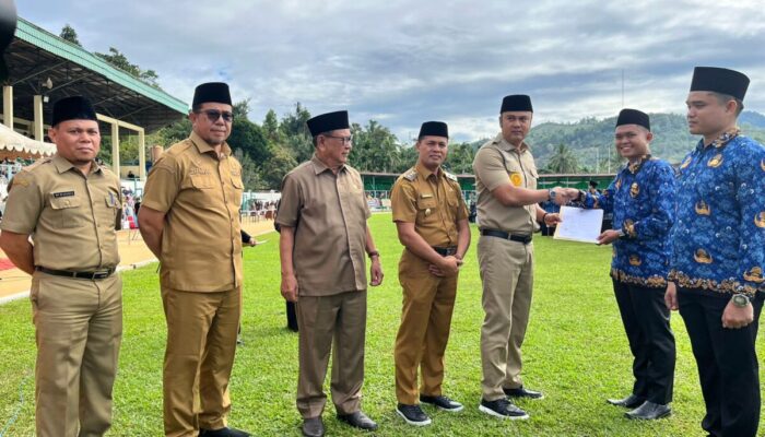 Bupati Sijunjung Serahkan 1.091 SK CPNS Formasi Tahun 2024