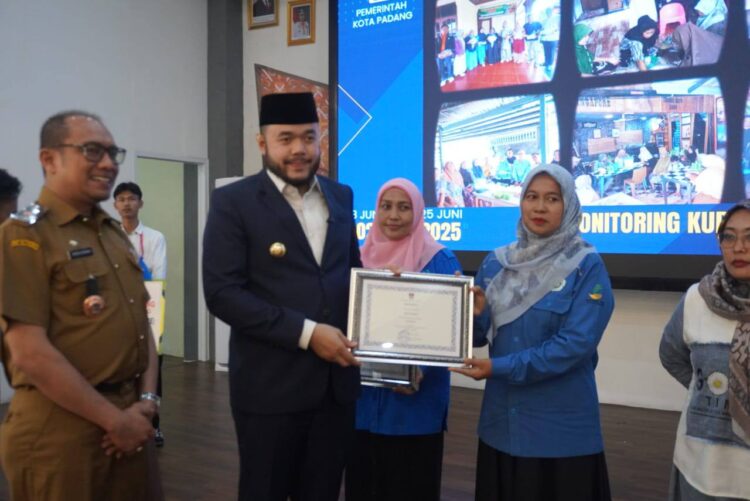 Wali Kota Padang Fadly Amran menyerahkan sertifikat graduasi kepada keluarga PKH. IST