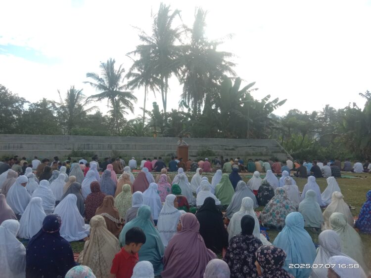 Warga Nagari Batu Balang menggelar salat Istisqa di Lapangan Porseta III Alua, Senin (7/7) sore.  IST