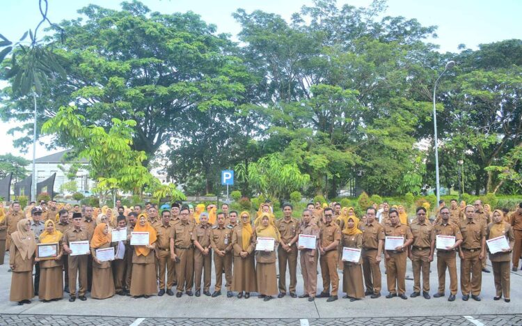 Pemerintah Kota (Pemko) Padang memberikan penghargaan kepada sejumlah Aparatur Sipil Negara (ASN). Penghargaan dengan tajuk penghargaan "Employee of The 1st Semester 2025" kepada ASN yang dinilai memiliki kinerja terbaik di perangkat daerah dan unit kerja masing-masing.IST