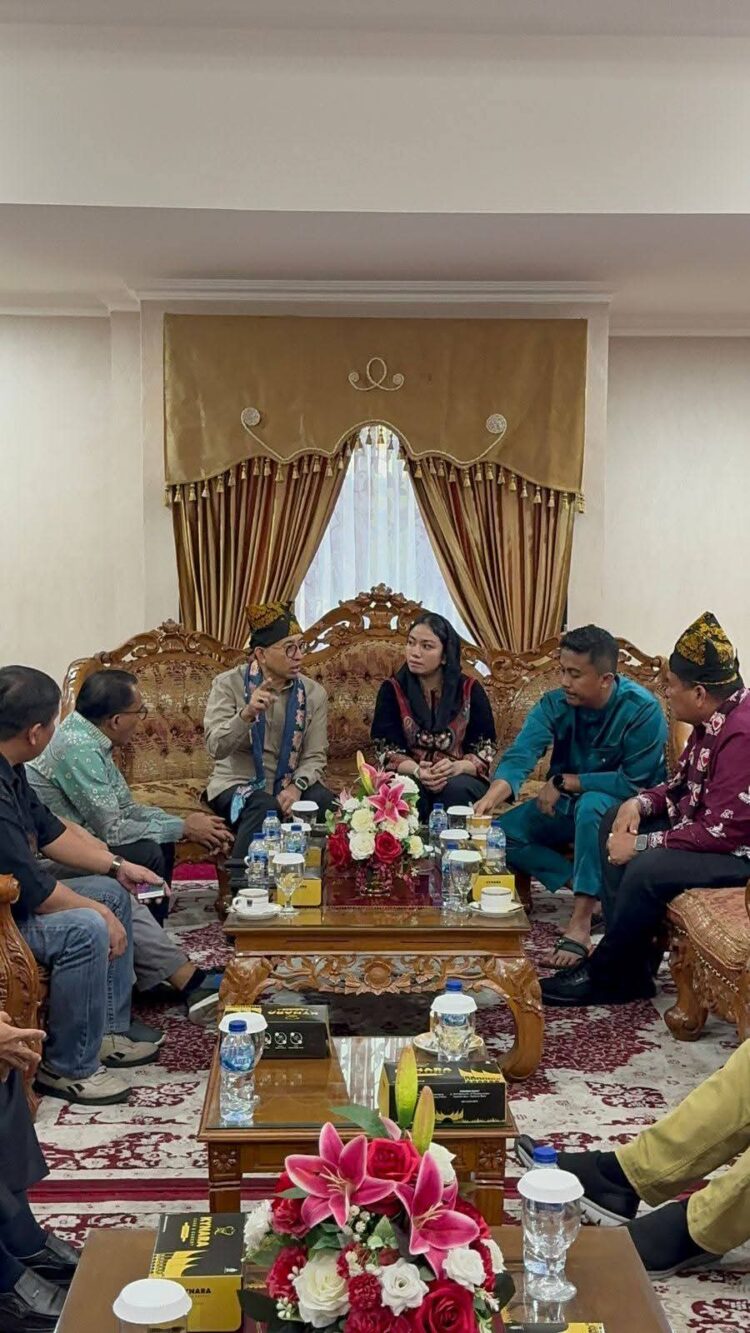 Bupati Dharmasraya Annisa Suci Ramadhani berbincang hangat dengan Menbud Fadli Zon. IST