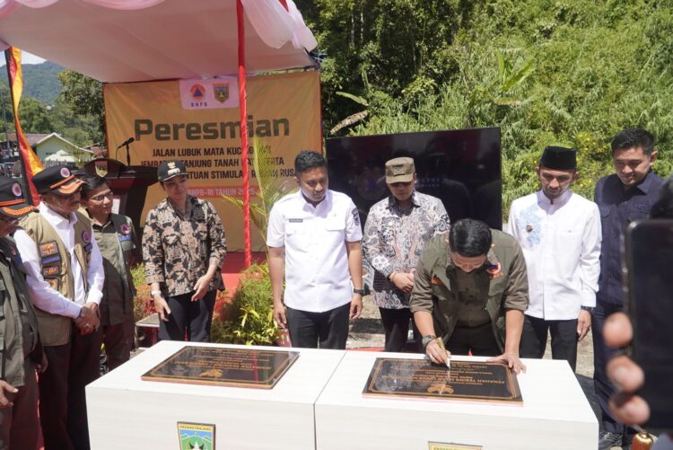 Kepala BNPB-RI Letjen. Suharyanto menandatangani prasasti peresmian jalan lubuk Mata kucing dan Jembatan Tanjung. APIZ RAJO ALAM
