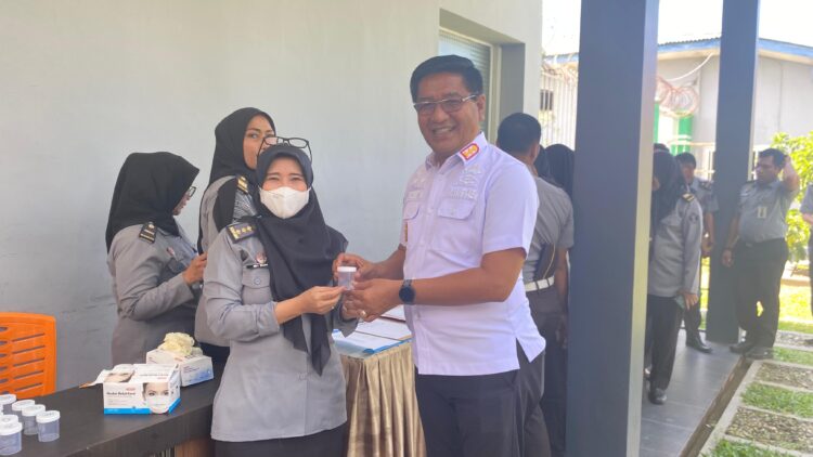 embaga Pemasyarakatan (Lapas) Kelas IIA Padang menggelar tes urine massal bagi seluruh Warga Binaan Pemasyarakatan (WBP) dan petugas pemasyarakatan, Selasa (8/7/2025). IST