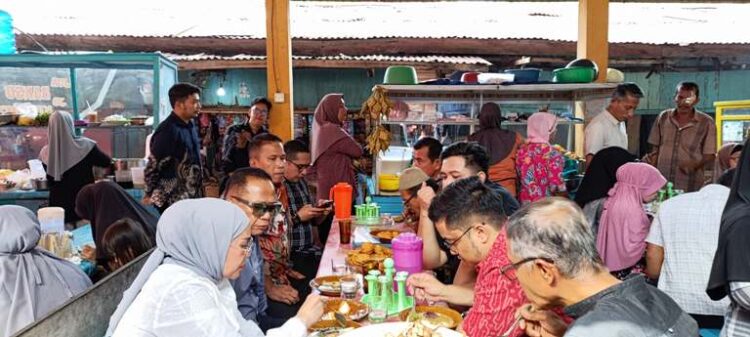 Basko bersama istri dan putranya didampingi Wakil Wali Kota Pariaman Mulyadi dan mantan Wali Kota Pariaman Mukhlis Rahman dan kerabat, menikmati kuliner kampung di Pasar Limau Puruik, Padang Pariaman, Kamis (10/7/25). --ramadhana