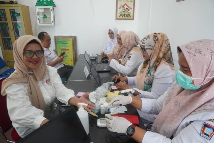 Pegawai Balaikota Padang melakukan cek kesehatan gratis. IST