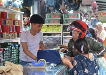 Toko Seragam Sekolah Ramai Dijubeli Pembeli Jelang Tahun Ajaran Baru