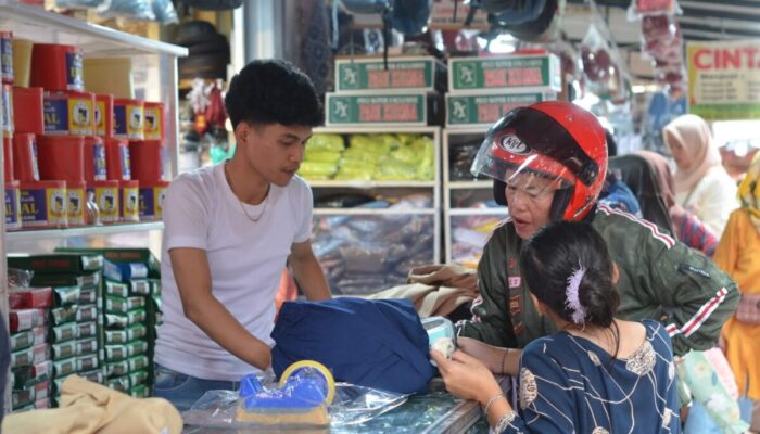 Toko Seragam Sekolah Ramai Dijubeli Pembeli Jelang Tahun Ajaran Baru