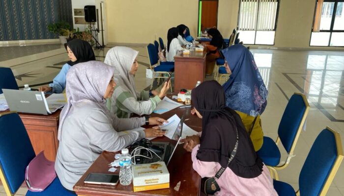 Wawako Allex Tinjau Distribusi Bantuan Perlengkapan Sekolah Gratis untuk Siswa Kurang Mampu