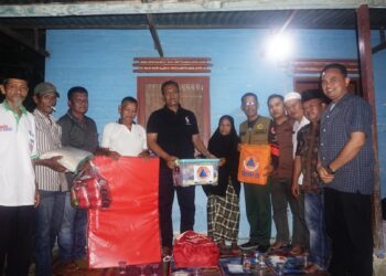 Wabup Pasbar Serahkan Bantuan Kebakaran di Paraman Ampalu