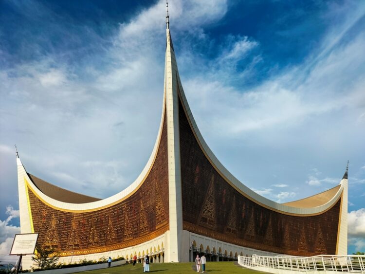 Masjid Raya Syekh Ahmad Khatib Al-Minangkabawi tak hanya menjadi pemantik sektor pariwisata, tapi pusat aktivitas keislaman Sumbar juga menjadi lambang akan falsafahnya sebagai Adat Basandi Syarak, Syarak Basandi Kitabullah. IST