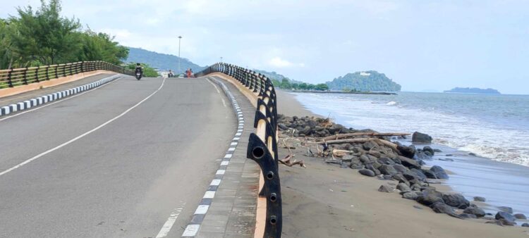 Salah satu ruas jalan dari Teluk Bayur menuju BIM di kawasan Pantai Padang atau tepatnya dibelakang hotel pangeran beach. Jalan dari Teluk Bayur menuju BIM merupakan solusi mengatasi macet di Padang. Irham