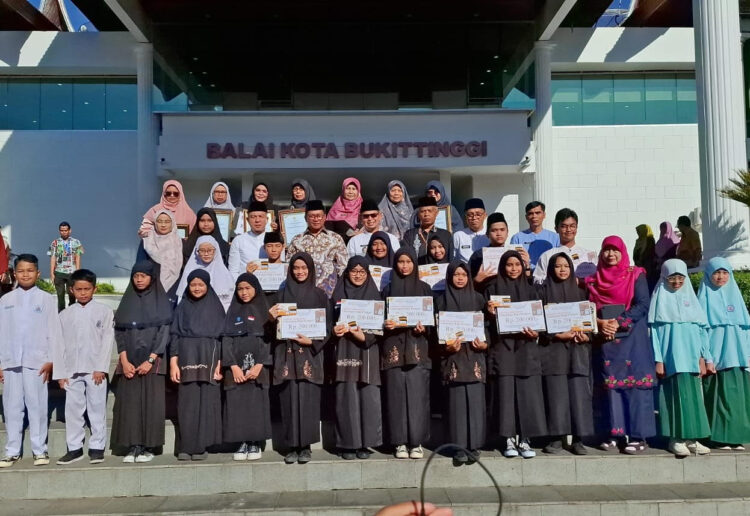 Wali Kota Bukittinggi Ramlan Nurmatias dan Direktur Utama PT BPRS Jam Gadang Feri Irawan, usai peluncuran tabungan haji pelajar di halaman Balaikota baru-baru ini.  GATOT