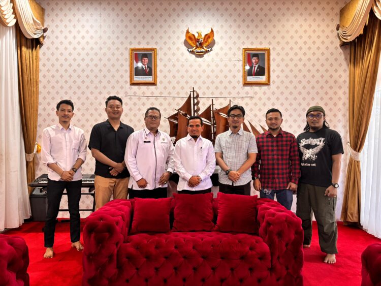 TUAN RUMAH -- Wakil Bupati Solok, Candra dalam rapat koordinasi yang digelar di Rumah Dinas Wakil Bupati Solok, Arosuka, pada Rabu (9/7). Dalam pertemuan tersebut hadir pula Kepala Dinas Pariwisata dan Kebudayaan Armen, pihak Event Organizer Bayu, serta Ketua Panitia Penyelenggara KBSS 2025, Fernandes. IST