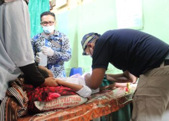 Implementasi Nyata Program “Kampus Berdampak”, Dosen dan Mahasiswa UMCB Gelar Sunat Massal dan Edukasi Kesehatan di Solok