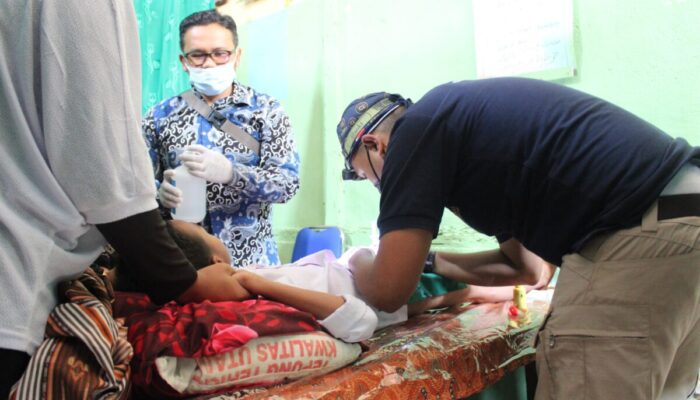 Implementasi Nyata Program “Kampus Berdampak”, Dosen dan Mahasiswa UMCB Gelar Sunat Massal dan Edukasi Kesehatan di Solok