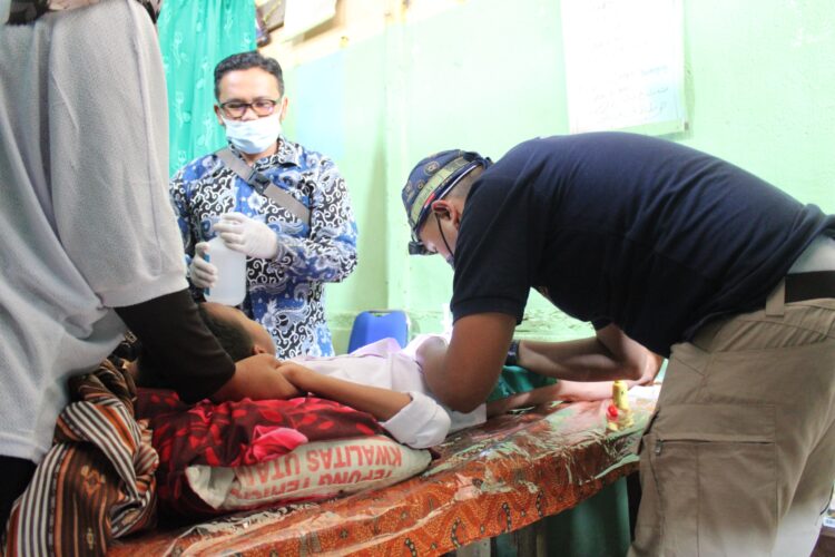 Sunat massal dan edukasi kesehatan yang dilakukan oleh Universitas Mercubaktijaya yang diikuti 41 anak, kegiatan ini sebagai bagian dari implementasi kampus berdampak.IST