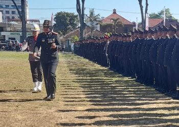 PUNCAK HUT BHAYANGKARA – Kapolresta Bukittinggi, Kombes Pol Yessi Kurniati, memeriksa barisan saat upacara HUT Bhayangkara ke-79 di Lapangan Kantin, Selasa (1/7/2025). YURSIL