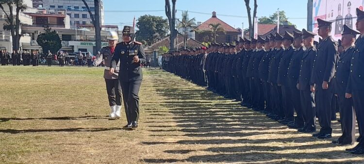 PUNCAK HUT BHAYANGKARA – Kapolresta Bukittinggi, Kombes Pol Yessi Kurniati, memeriksa barisan saat upacara HUT Bhayangkara ke-79 di Lapangan Kantin, Selasa (1/7/2025). YURSIL