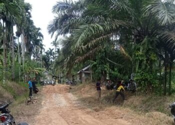 Warga Palembayan Goro Perbaiki Jalan Rusak Demi Kelancaran Akses